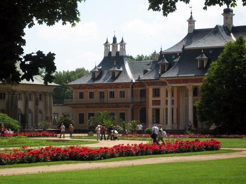 Schloss Pillnitz mit Gartenanlage